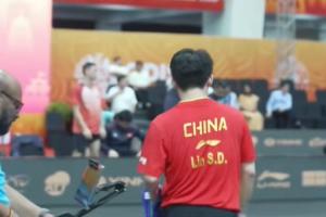 男團決賽：林詩棟首盤3-0戰(zhàn)勝黃鎮(zhèn)廷，中國隊1-0領(lǐng)先中國香港