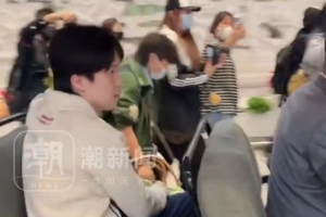 王楚欽回國在機場又被圍堵，無奈搖頭：讓一下，我真求求你們了