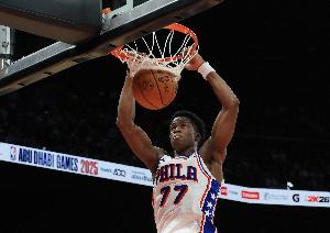 美記：埃奇庫(kù)姆費(fèi)城主場(chǎng)首秀真是精彩絕倫 他下場(chǎng)時(shí)球迷熱烈鼓掌