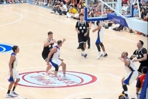 赫羅納男籃14號防趙睿頻繁下小動作 周鵬揮拳打頭直接將其擊倒