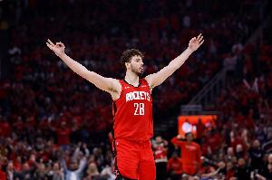 主打串聯(lián)！申京首節(jié)4投1中僅得2分 但送出4助攻2搶斷&正負(fù)值+8