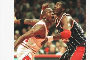 強(qiáng)強(qiáng)對(duì)話！美媒曬喬丹和大夢(mèng)同框照：揭幕戰(zhàn)的亞歷山大和申京