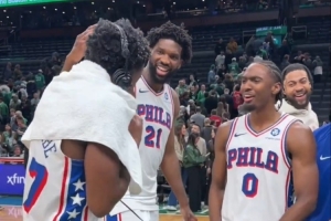 球隊新寵！埃奇庫姆首秀34分 采訪時恩比德馬克西等人潑水慶祝