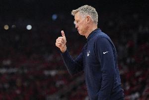 收官陣容誰(shuí)打分衛(wèi)？科爾：這不重要 現(xiàn)代籃球就是無(wú)位置籃球