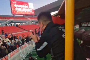 沖超成功！遼寧鐵人賽后花車巡游，主帥李金羽與球迷激情互動(dòng)