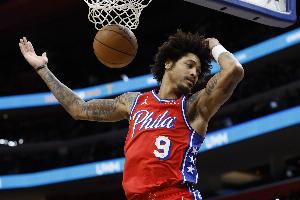 納斯：本場(chǎng)是烏布雷作為76人的代表作之一 他從一開始就表現(xiàn)出色