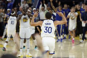 庫里：我&追夢&巴特勒會(huì)嘗試做球隊(duì)支柱 但很高興看到大家都貢獻(xiàn)