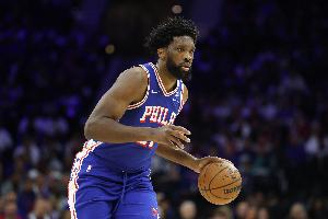 攻強(qiáng)守弱！恩比德半場(chǎng)10中6砍全隊(duì)最高18分 三分3中2