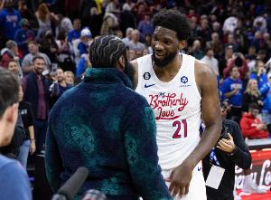 致敬登哥恩比德貢獻(xiàn)25+7+5 但坐在板凳上看隊(duì)友完成逆轉(zhuǎn)！