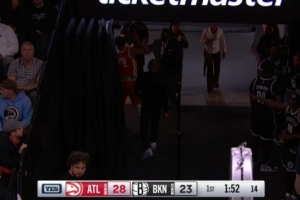 希望沒事?。√乩?楊膝蓋被隊(duì)友壓到 隨后返回更衣室