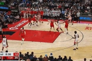 真成熟了！申京遭包夾不慌不忙 轉(zhuǎn)身助攻卡佩拉空切雙手暴扣！