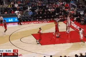 剛?cè)岵?jì)！申京跟進(jìn)墊步起飛 左臂舒展戰(zhàn)斧劈扣！