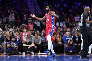 媒體人：恩比德是唯一投三分時(shí)伸腿踢襠還能罰三球的人