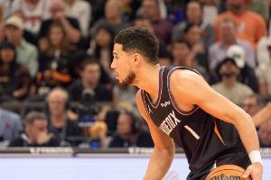 獨(dú)木難支！布克上半場(chǎng)14中6得17分2板1助1斷 罰球5中5&三分3中0