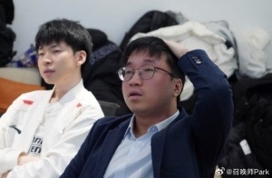 教練休假還這么努力?。〔┲鞅希篢abe將二路解說(shuō)S15決賽