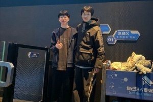 Shanks更博曬與Hope游玩迪士尼合影：氣胸+極速摩托第一排，這也能頂住!