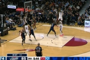 莊神不弄鬼了！76人還剩2秒鐘發(fā)邊線球 德拉蒙德三分壓哨命中！