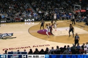 還是嫩！埃奇庫姆中線被大球防守干擾差點(diǎn)失誤 強(qiáng)突上籃再被帽