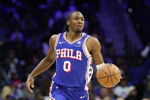 不在狀態(tài)！馬克西首節(jié)10分鐘僅得4分3助 出現(xiàn)4失誤&還丟倆罰球