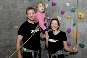 圖片報(bào)：納格爾斯曼與女友攜手病童參加活動(dòng)，為慈善項(xiàng)目進(jìn)行宣傳