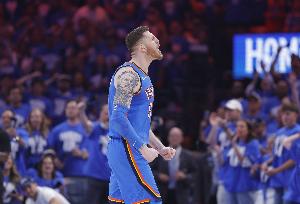 哈滕今天砍下33分19板 雷霆上一個(gè)單場(chǎng)30+15板的是19年威少