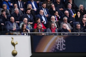 親自督戰(zhàn)！拉特克利夫現(xiàn)場觀看曼聯(lián)vs熱刺，貝拉達威爾科克斯陪同