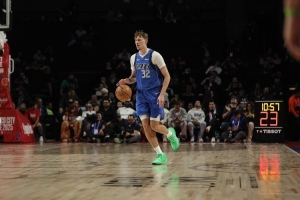 阿里納斯談弗拉格：基德也讓字母打控衛(wèi) 看看現(xiàn)在的字母吧