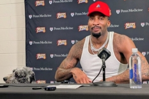 德拉蒙德帶“哥們”出席新聞發(fā)布會！一本正經(jīng)玩梗：是真的狗！