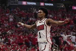 字母哥談阿門關(guān)鍵搶斷：他閱讀防守能力出色 能迅速覆蓋防守區(qū)域