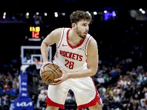 率先發(fā)力！申京轉(zhuǎn)身過掉特納上籃得手 半節(jié)4中4貢獻(xiàn)8分