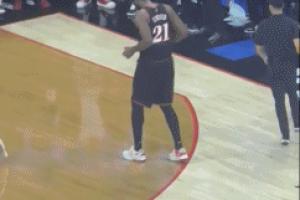 先別高興 還沒贏呢！恩比德得知巴恩斯6犯離場后搖頭晃腦跳起恰恰