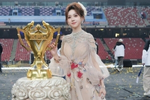 KPL主持靈兒曬賽場返圖：好感動我也是在鳥巢當(dāng)過主持人啦！