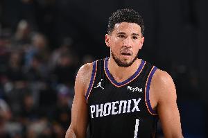 穩(wěn)定火力！布克半場10中6貢獻(xiàn)15分 罰球3中3