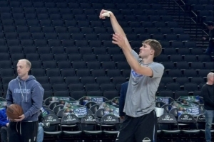 狀元也有傷病隱患！弗拉格投籃訓(xùn)練時(shí)右手大拇指纏著繃帶