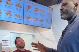 黑人問(wèn)號(hào)臉！奧尼爾到自己餐廳吃飯付錢(qián) 收銀員仔細(xì)辨別紙幣真?zhèn)? >
                                        </div>
                                    </div>
                                                                        <div   id=