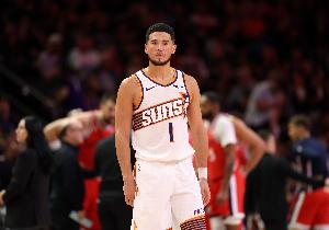 美記：太陽(yáng)隊(duì)沒(méi)有傳統(tǒng)控衛(wèi)也能運(yùn)轉(zhuǎn)很好 布克回到了幾年前的狀態(tài)