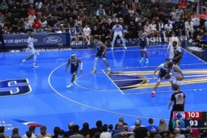 駕輕就熟！哈登對位弗拉格 一個撤步晃開直接中投命中