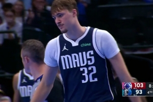 弗拉格單打喬丹·米勒連續(xù)轉(zhuǎn)身碾進(jìn)內(nèi)線 扛著防守打進(jìn)2+1