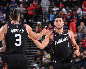 太陽(yáng)隊(duì)史首對(duì)！布克&狄龍昨日出場(chǎng)均不足30分鐘 且都拿到30+得分