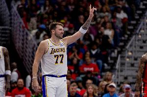 磨合成型！77+里皇+艾頓組成擋拆三叉戟 內(nèi)線攻防硬度助湖人起飛