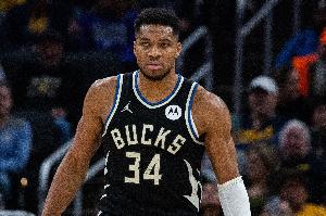 沖擊力十足！字母哥在包夾中強(qiáng)攻打進(jìn) 隨后反擊挑籃得手