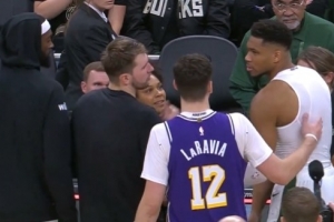 東契奇：裁判剛開始不想給球但字母哥拿了過來 Respect！