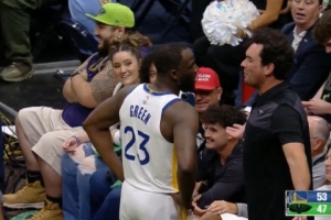 場(chǎng)邊一位球迷和追夢(mèng)懟臉發(fā)生口角 未被驅(qū)逐但被裁判紅牌警告