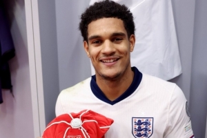 上演首秀！寬薩是英格蘭隊(duì)史第1297位出場球員，賽后獲贈(zèng)紀(jì)念帽子