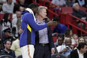 科爾：追夢(mèng)下場(chǎng)時(shí)防守?cái)?shù)據(jù)下滑不意外 希望他下場(chǎng)時(shí)霍福德能上來