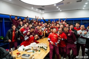 三連冠達成！上海海港新聞官曬更衣室奪冠合影