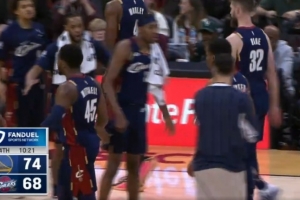 準(zhǔn)備搞事？米切爾底角不講理三分打停勇士 分差僅剩6分