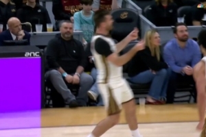 給我正式合同？斯潘塞命中三分之后 朝替補(bǔ)席比出數(shù)錢的姿勢