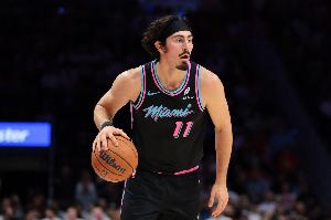 斯波：下半場哈克斯先發(fā)是想注入一些活力 這絕不是對(duì)韋爾的否定