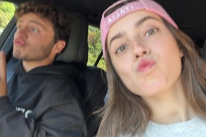 游山玩水！演員女友曬和內(nèi)維斯一起游覽景點(diǎn)的親密合照